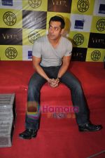 Salman Khan at Gold_s Gym and Veer Strength Challenge in Mumbai on 21st Jan 2010-1 (5).JPG